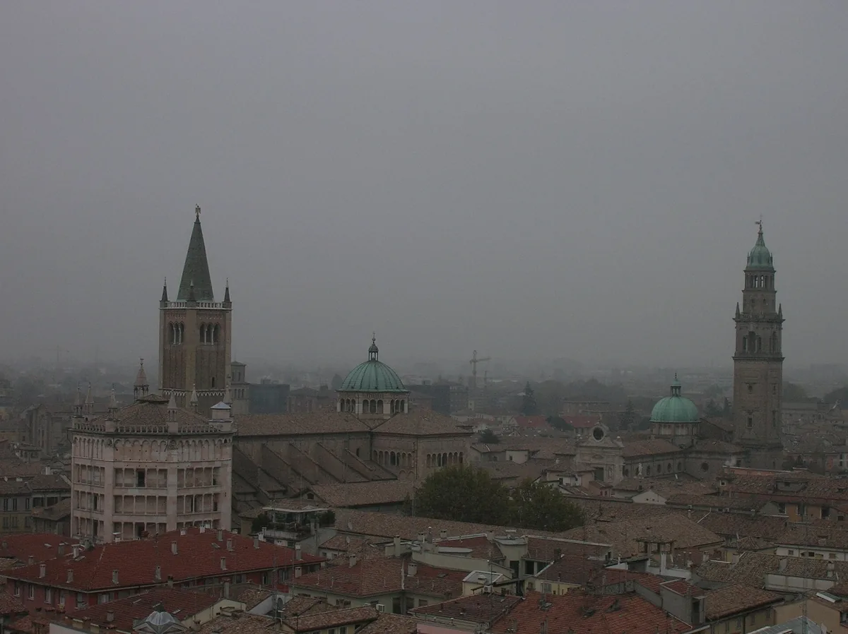 Dächer des historischen Zentrums von Parma mit Baptisterium, Dom und San Giovanni