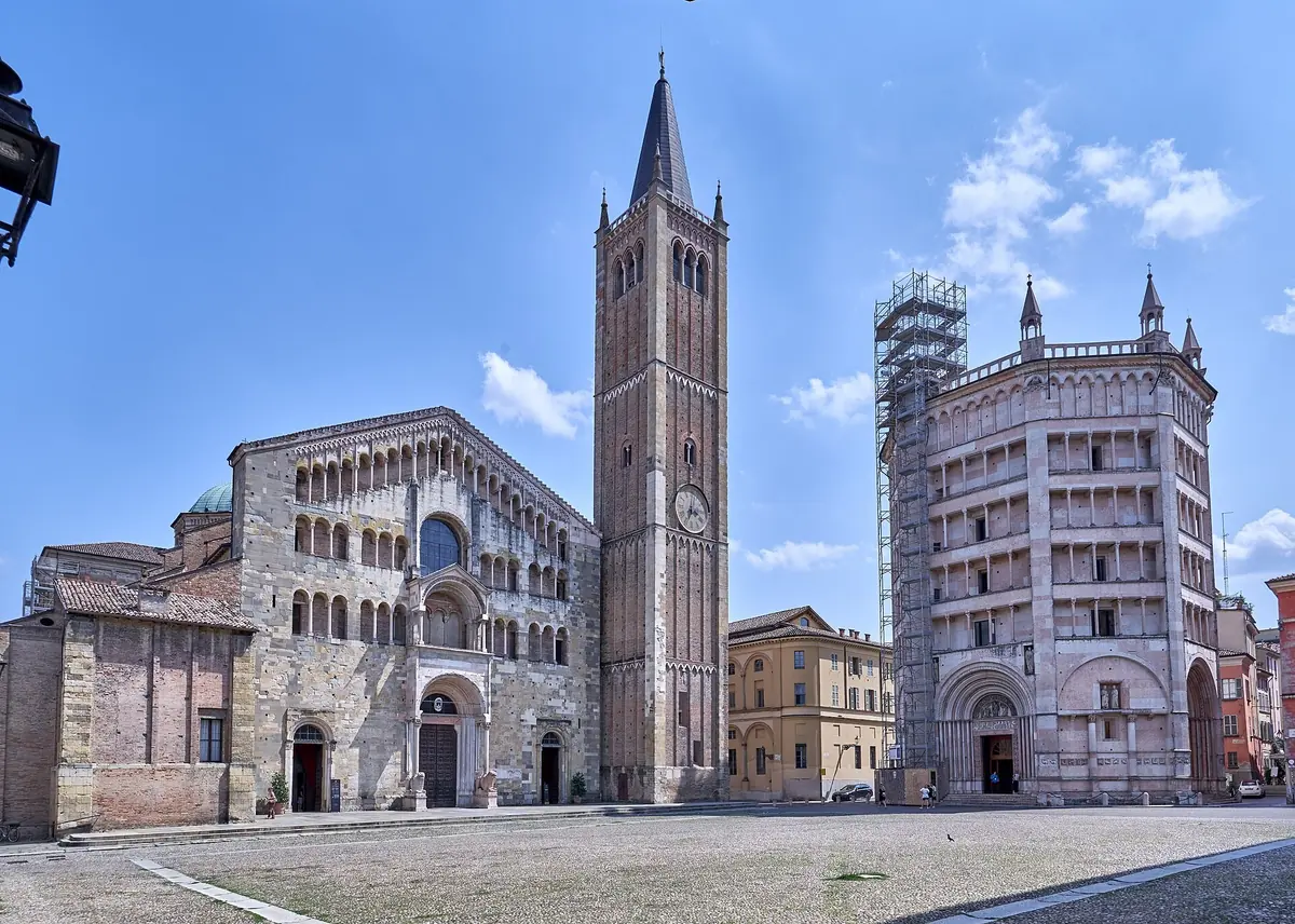 Dom von Parma, sein Glockenturm und das rosa Baptisterium auf der Piazza Duomo unter blauem Himmel