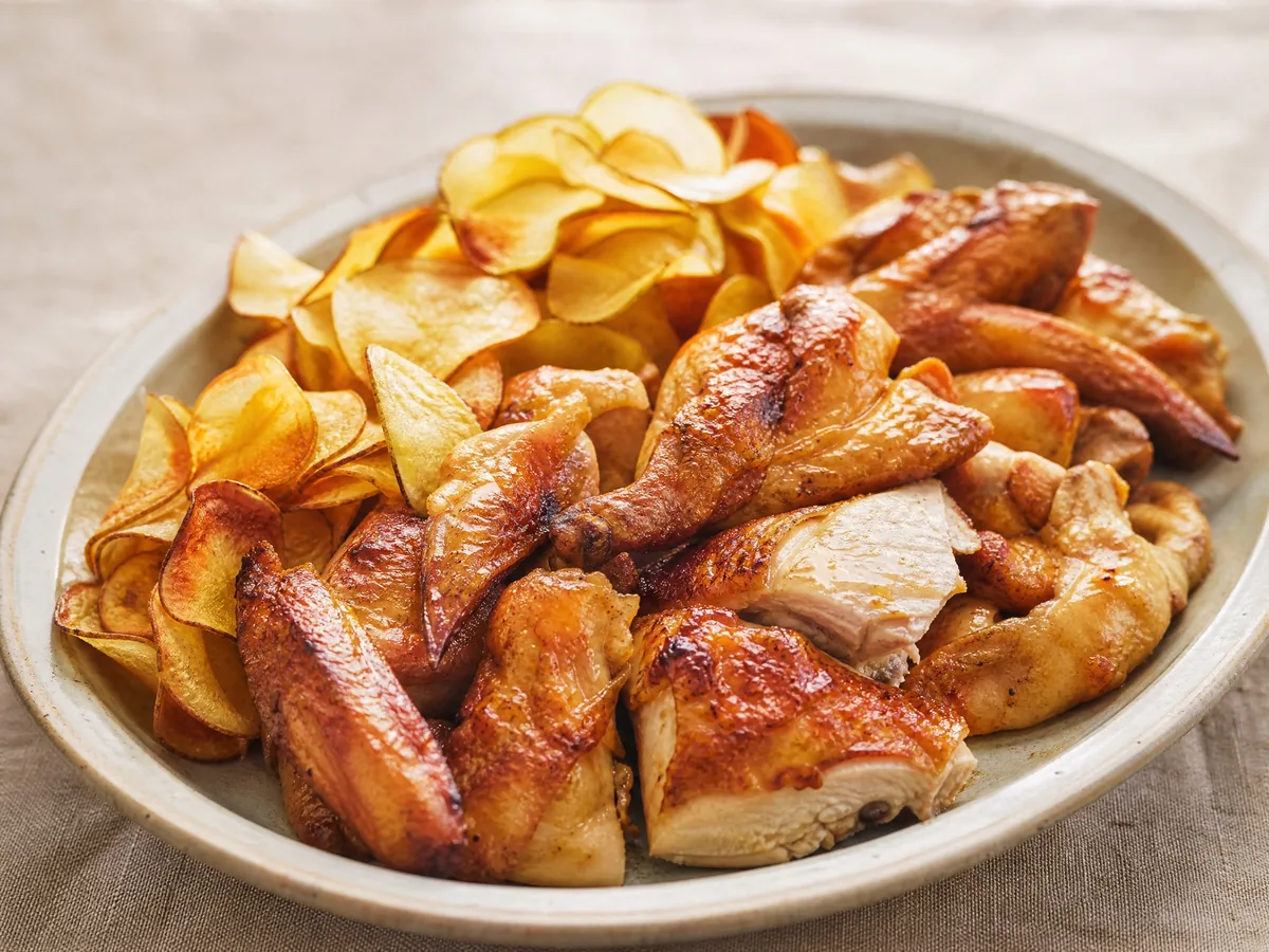 Al Vèdels historisches goldenes Huhn, zweimal gekocht, mit dünnen knusprigen Kartoffelscheiben