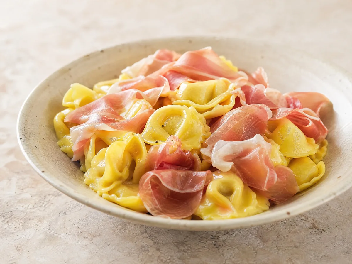 Kleine gefüllte Teigtaschen mit Streifen von culatello