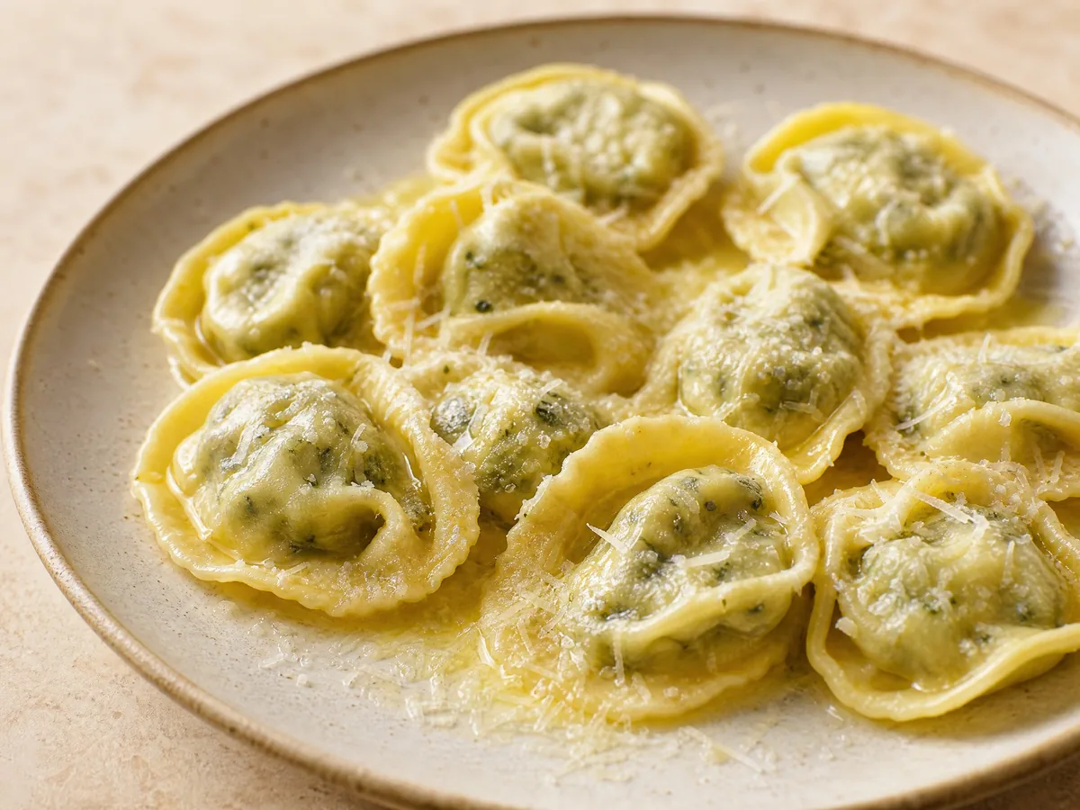 Tortelli d'erbetta, gefüllt mit frischem lokalem Ricotta und Mangold, in Butterschmalz und Parmigiano Reggiano