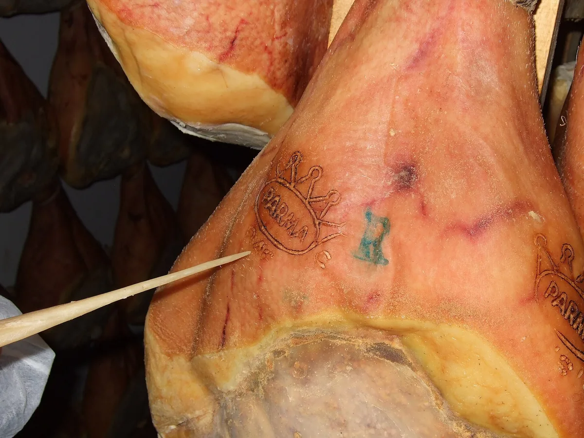 Prosciutto di Parma mit dem herzoglichen Kronen-Brandzeichen