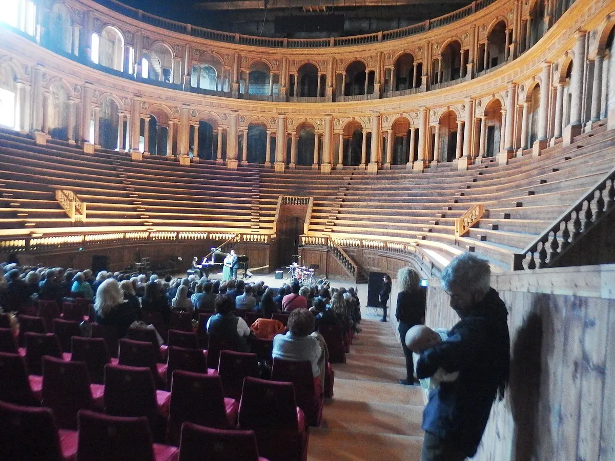 Publikum bei einem Konzert im hölzernen Teatro Farnese in Parma