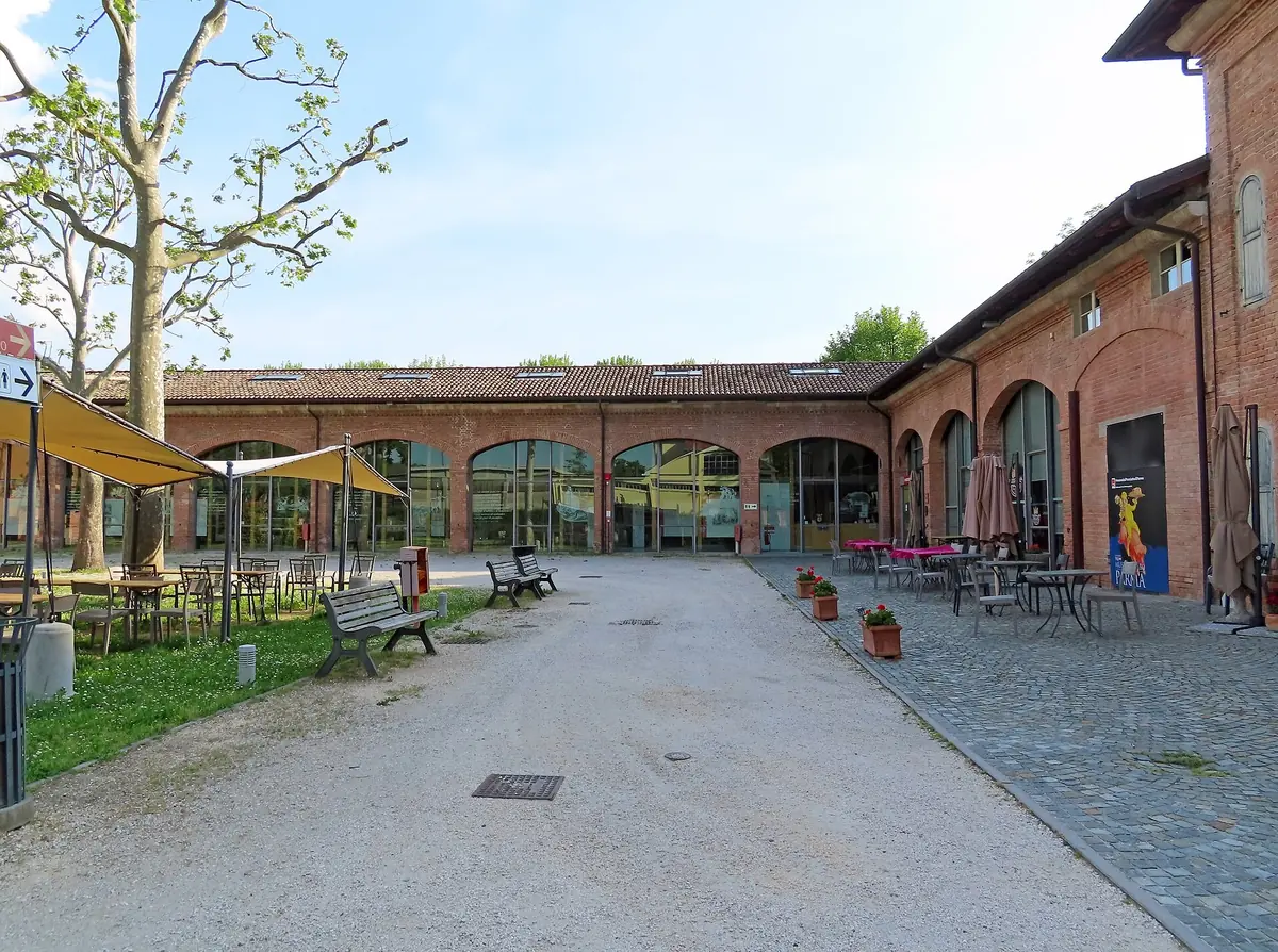 Die Backsteinarkaden des Innenhofs des Museo del Prosciutto in Langhirano