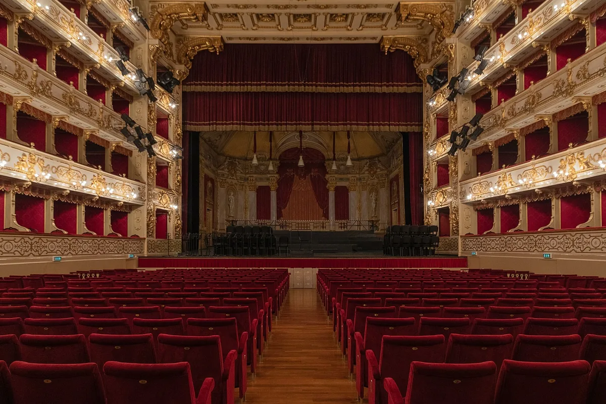 Rote Samtlogen und vergoldete Logen des Teatro Regio mit Blick auf die Bühne