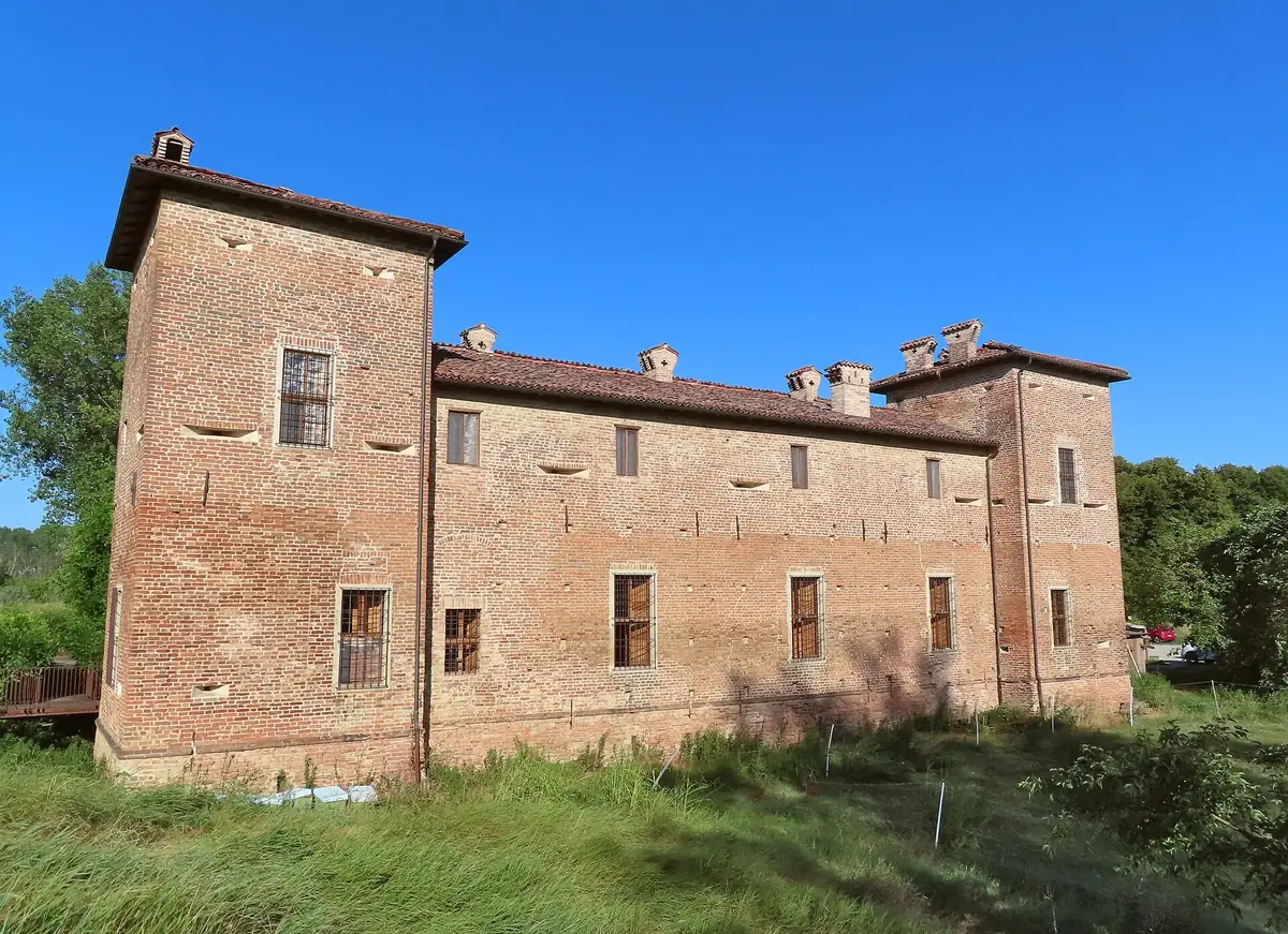 Ziegelburg der Antica Corte Pallavicina in Polesine Parmense unter blauem Himmel