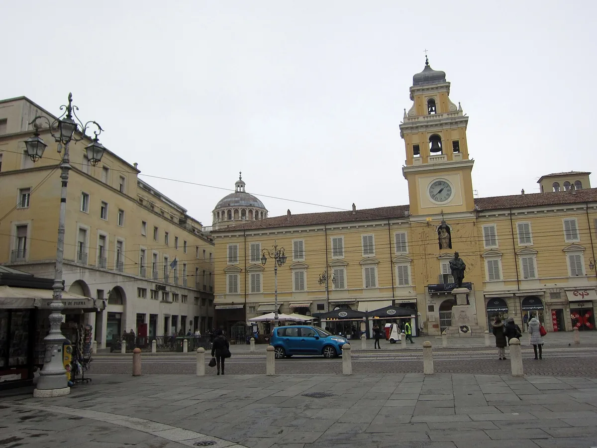 Piazza Garibaldi und der Uhrturm des Palazzo del Governatore an einem bewölkten Tag