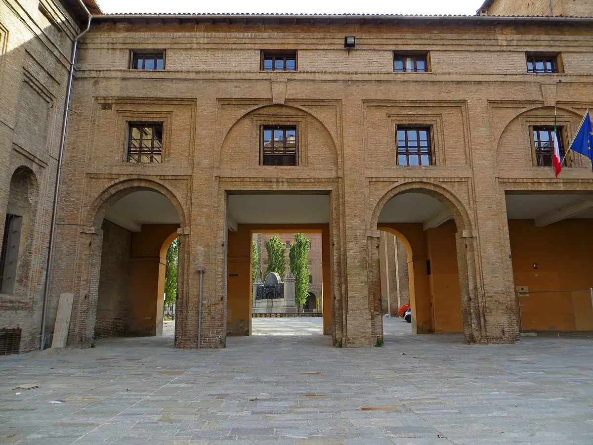 Ziegelarkaden des Palazzo della Pilotta entlang der Via Bodoni in Parma