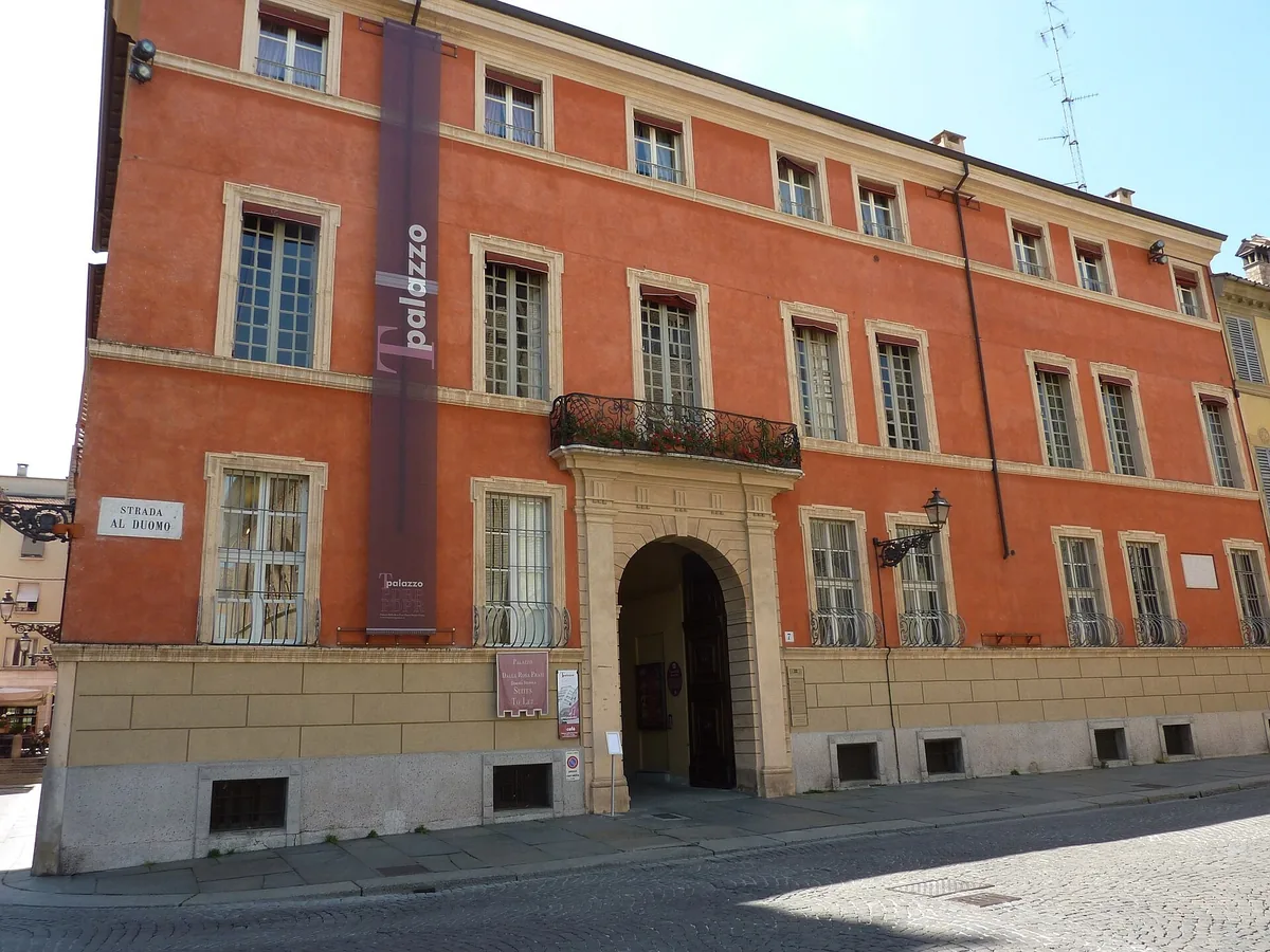 Rötlich-ockerfarbene Fassade des Palazzo Dalla Rosa Prati an der Strada al Duomo in Parma