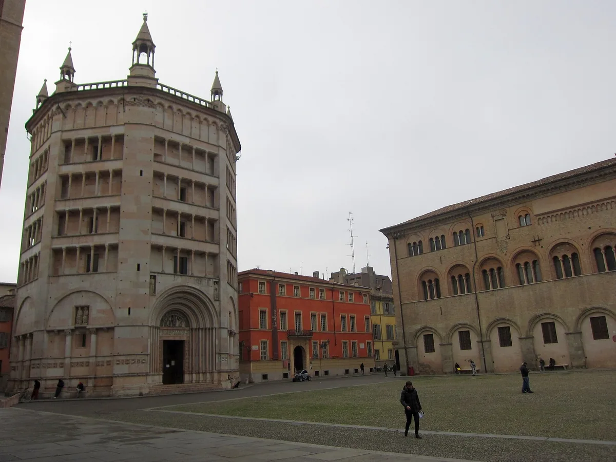 Rosa-marmornes, achteckiges Baptisterium von Parma auf der Piazza Duomo neben dem Bischofspalast