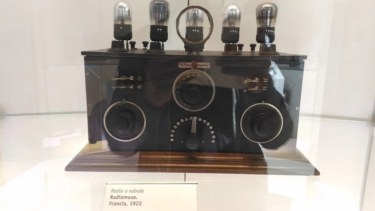 1922 Radiomusa valve radio with exposed valves on display at the Casa del Suono, Parma