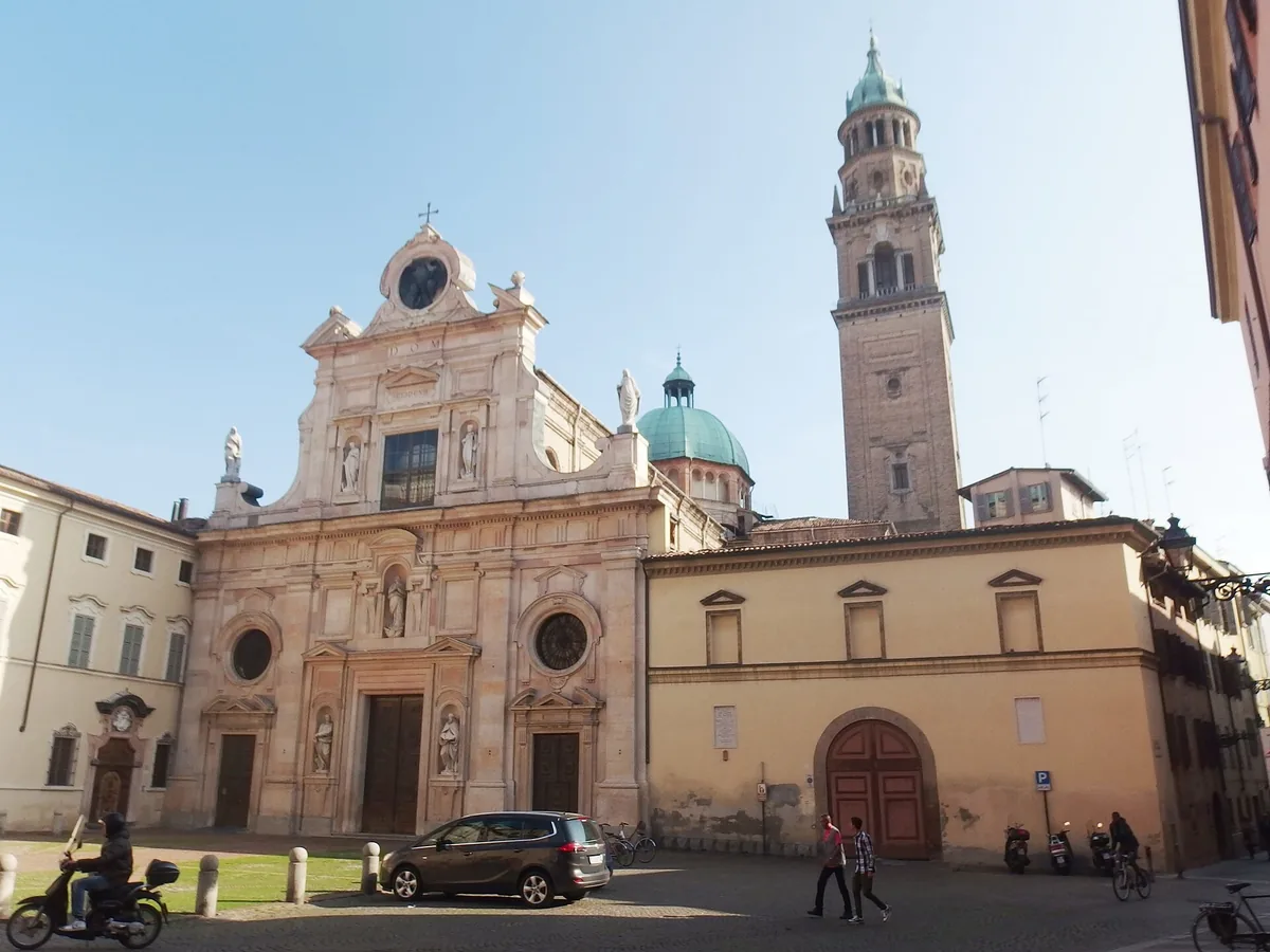 Marmorfassade und Glockenturm der Kirche San Giovanni Evangelista in Parma