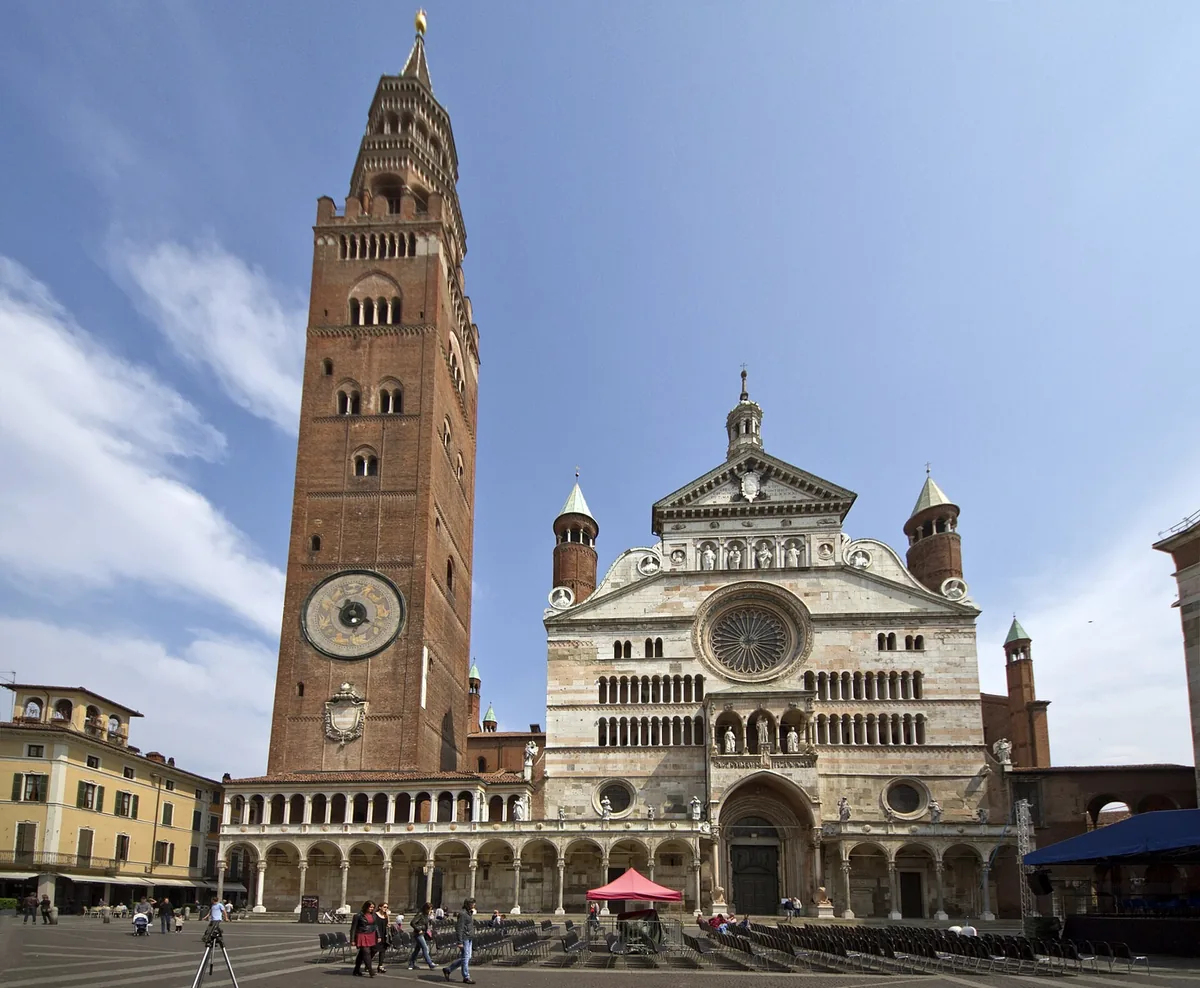 Der Torrazzo von Cremona und die Marmorfassade des Doms auf der Piazza del Comune