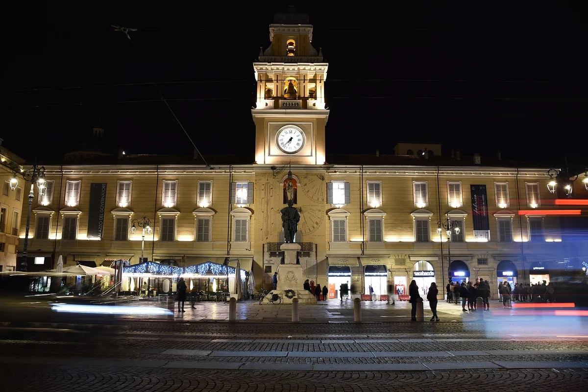 Palazzo del Governatore und sein beleuchteter Uhrturm auf der Piazza Garibaldi am Abend